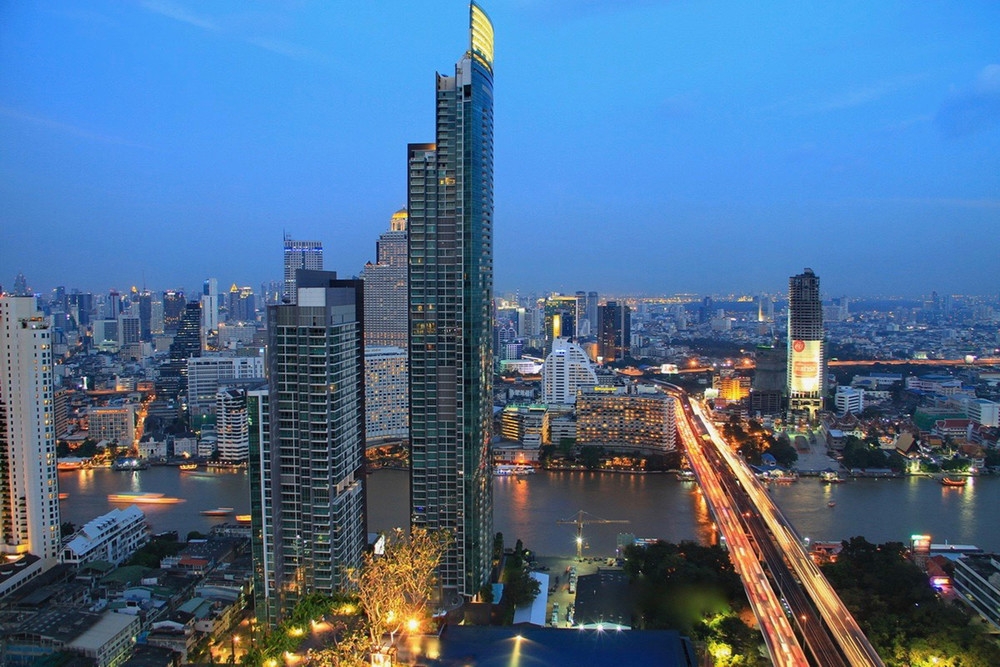 Khung cảnh The River South Tower về đêm bên bờ sông Chao Pharaya