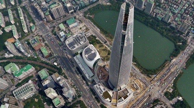 Kiến trúc của Lotte World Tower được thiết chống trọng lực và các tác động bên ngoài