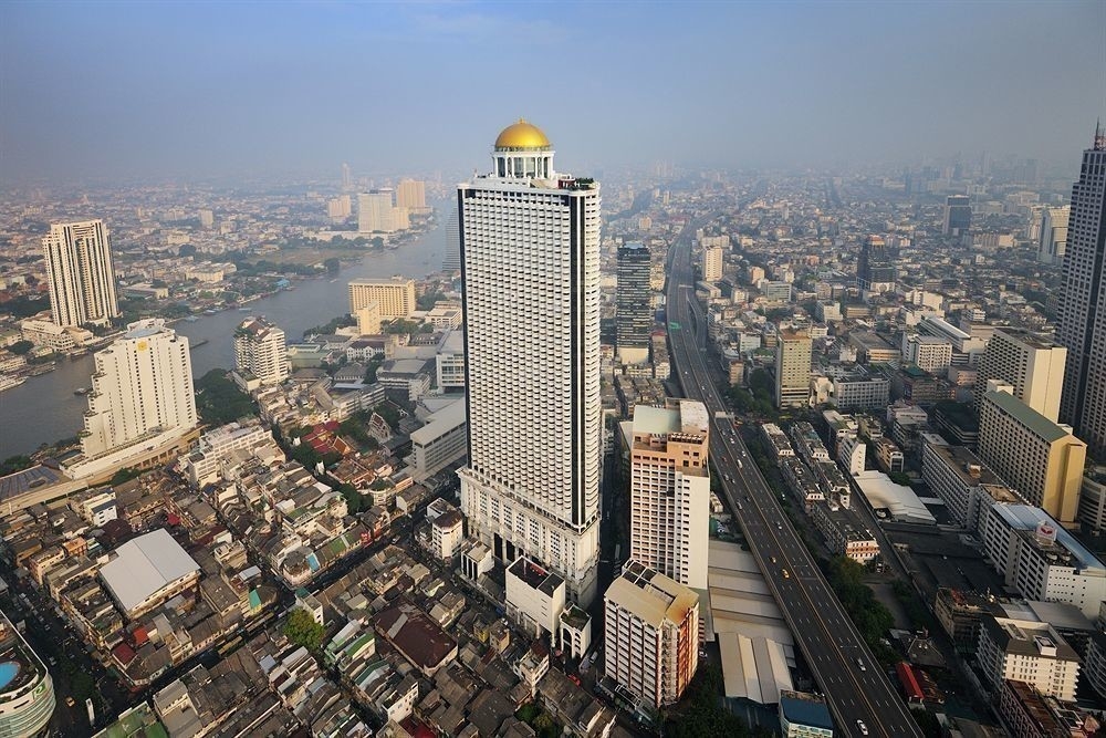 Tòa nhà State Tower nổi bật với mái vòm vàng cao 30m trên sân thượng