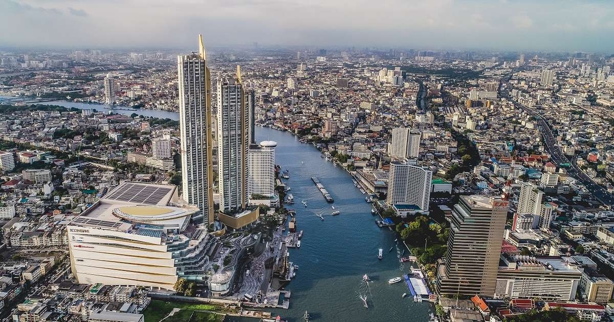 Tòa nhà tọa lạc bên bờ sông Chao Phraya