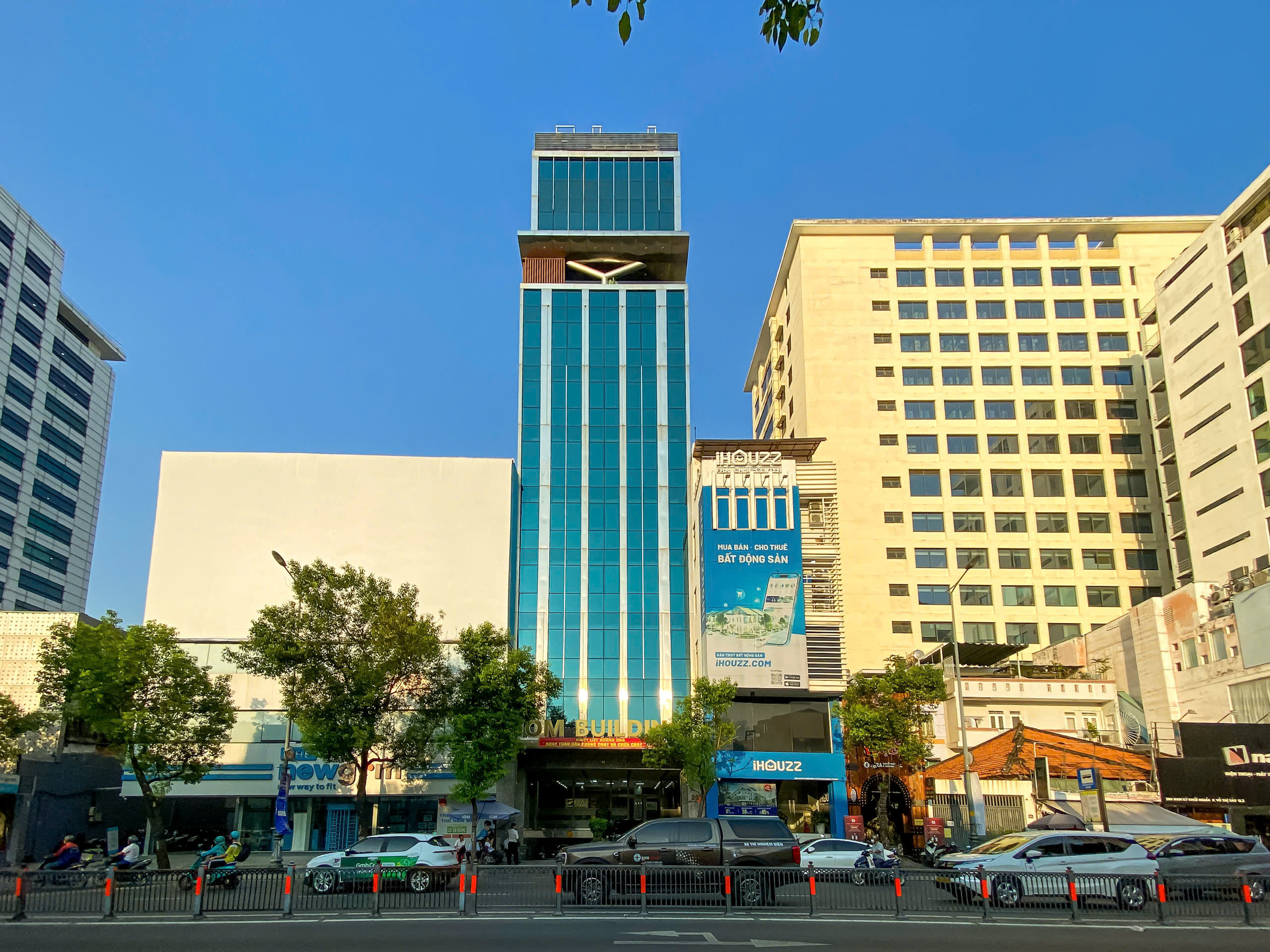 Tòa nhà nguyên căn